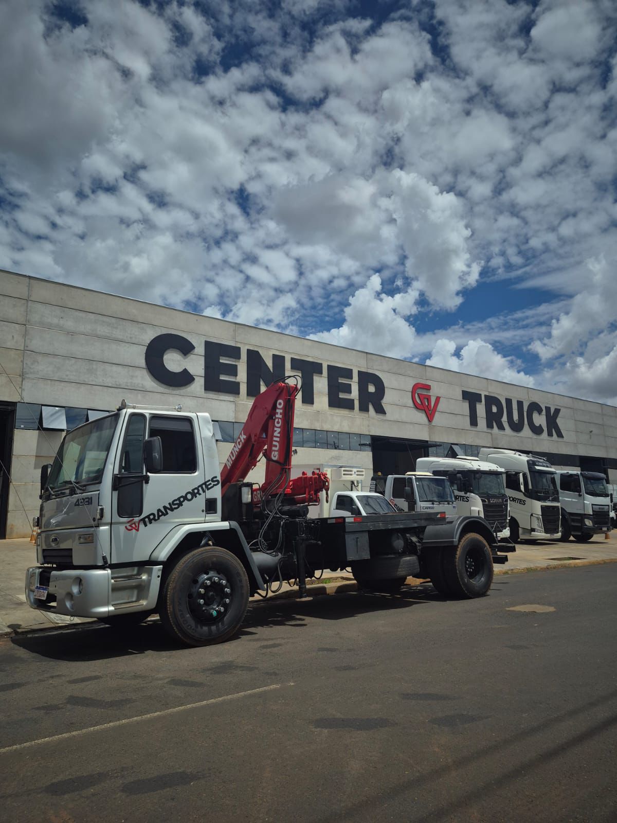 Ford Cargo da GV Transportes com guincho munck na oficina