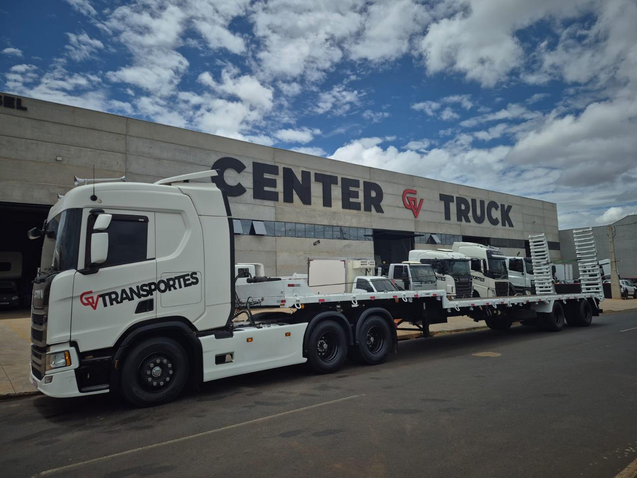 Scania branco da GV Transportes carregando cavalos mecânicos