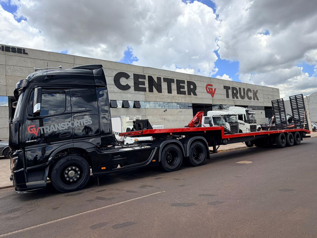 Mercedes Actros preto da GV Transportes com prancha vermelha