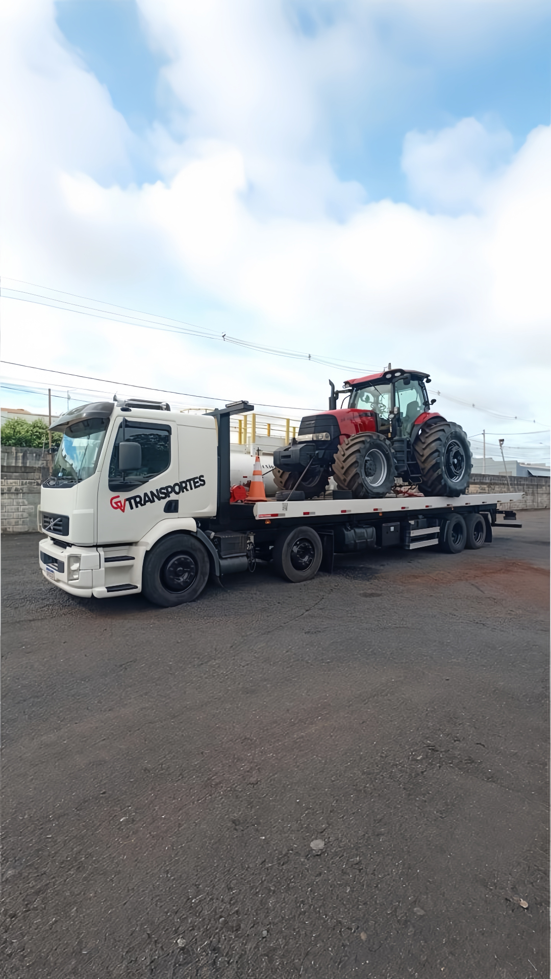 Volvo branco da GV Transportes com trator agrícola vermelho na prancha
