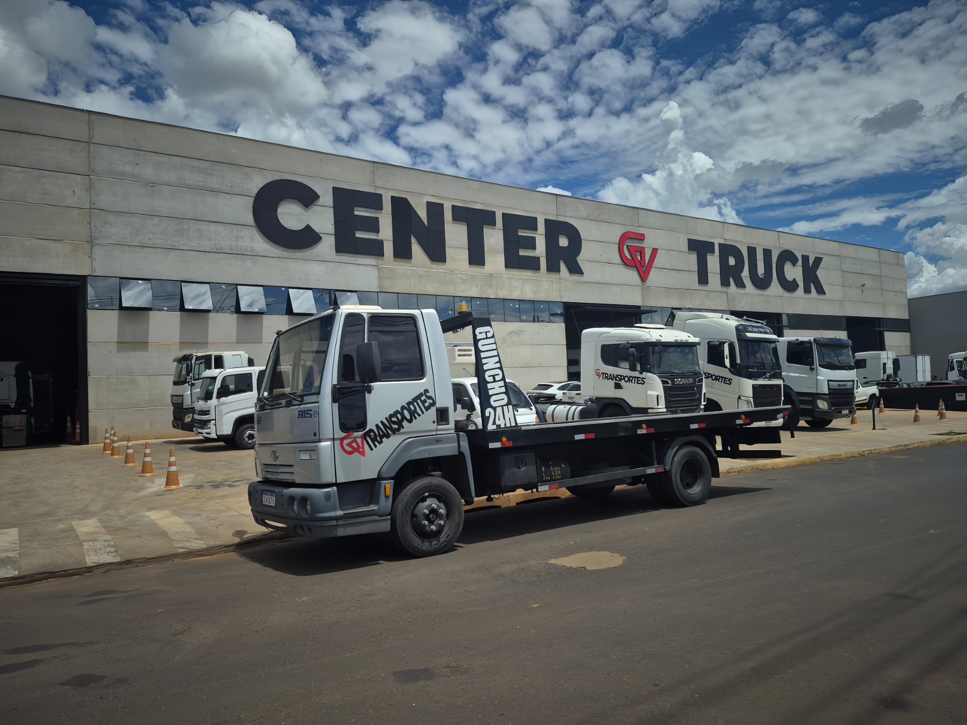 Ford Cargo guincho 24h da GV Transportes transportando carro