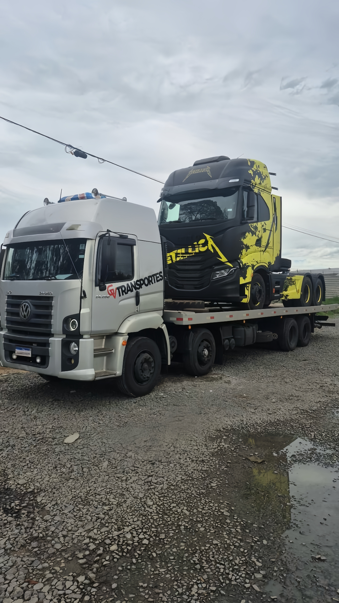 Volkswagen Constellation da GV Transportes carregando cavalo Metallica